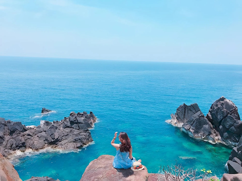 Mũi Hoàn Bằng là địa điểm check-in tuyệt đẹp khi hài hoà giữa núi, đá và biển